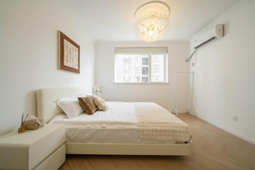 YuLou - Sunlit French-Inspired Flat with Generous Open Space, Shanghai (foto 9)