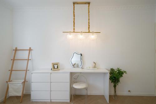 YuLou - Sunlit French-Inspired Flat with Generous Open Space - image 3