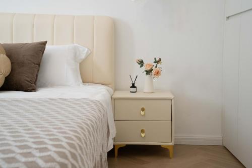 YuLou - Sunlit French-Inspired Flat with Generous Open Space - image 5