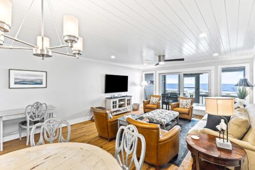 Beach Club Villa 32 - Newly Renovated! Direct Oceanfront image
