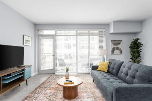 CozySuites l Dream 1BR, Monument Circle, Indy image