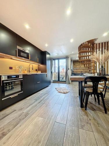 Modern 2BR Apt with Mountain Views & Private Parking