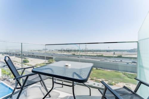 Studio Near Meydan Golf Club, 15-Minute Drive to Dubai Mall, Burj Khalifa and Downtown Attractions, Azizi Riviera 46, Al Merkadh by Deluxe Holiday Homes, Dubai (photo 6)