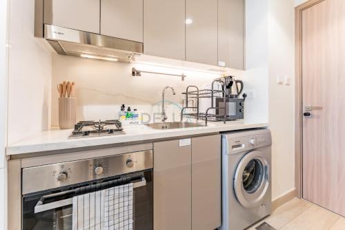 Studio Near Meydan Golf Club, 15-Minute Drive to Dubai Mall, Burj Khalifa and Downtown Attractions, Azizi Riviera 46, Al Merkadh by Deluxe Holiday Homes, Dubai (photo 3)