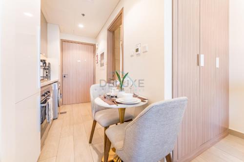 Studio Near Meydan Golf Club, 15-Minute Drive to Dubai Mall, Burj Khalifa and Downtown Attractions, Azizi Riviera 46, Al Merkadh by Deluxe Holiday Homes, Dubai (photo 4)