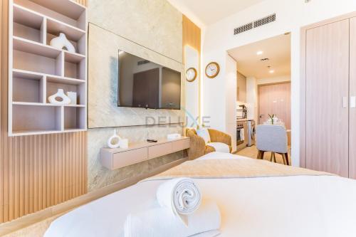 Studio Near Meydan Golf Club, 15-Minute Drive to Dubai Mall, Burj Khalifa and Downtown Attractions, Azizi Riviera 46, Al Merkadh by Deluxe Holiday Homes, Dubai (photo 9)