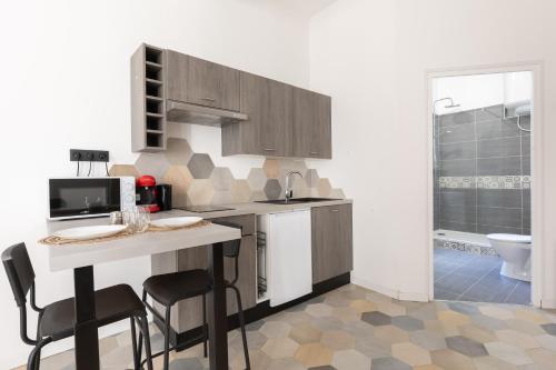 Mutfak, Le Rimbaud - Studio moderne en hypercentre - WiFi in Carpentras