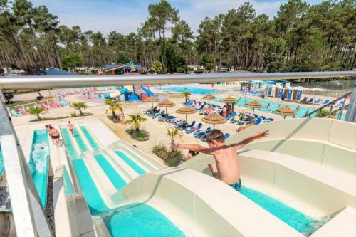 Akvaparks, MH330 2 chambres et 1 salle de bain dans camping 4 étoiles (MH330 2 chambres et 1 salle de bain dans camping 4 etoiles) in St Julien En Born
