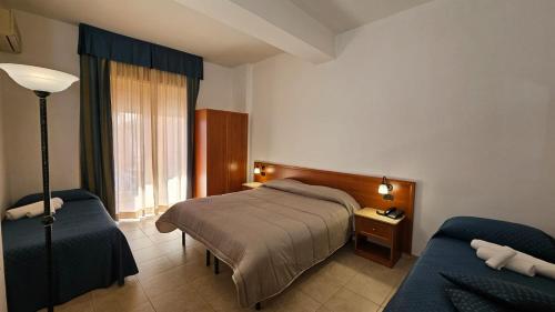 4 twin beds