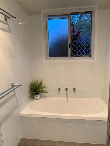 Bathroom, Stylish Chic King Bedroom with shared bathroom in Berowra