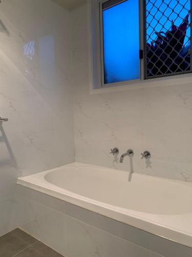 Hot tub, Stylish Chic King Bedroom with shared bathroom in Berowra