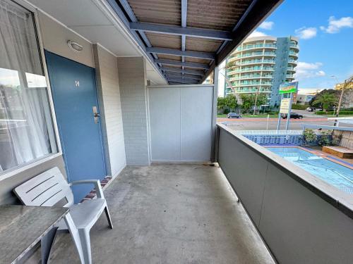 ระเบียง/ชานเรือน, โกลด์เด็นแซนด์มอเตอร์อินน์ (Golden Sands Motor Inn) in ฟอสเตอร์