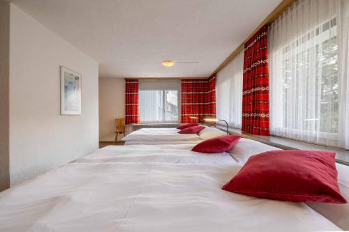 4 twin beds