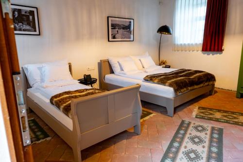 1 queen bed, 1 twin bed