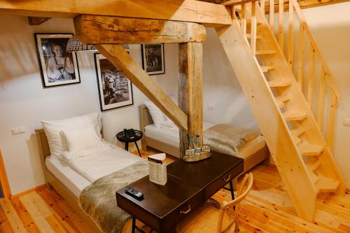 2 twin beds, 4 futon beds