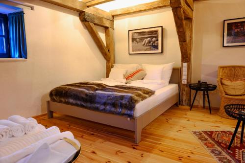 1 queen bed, 3 futon beds