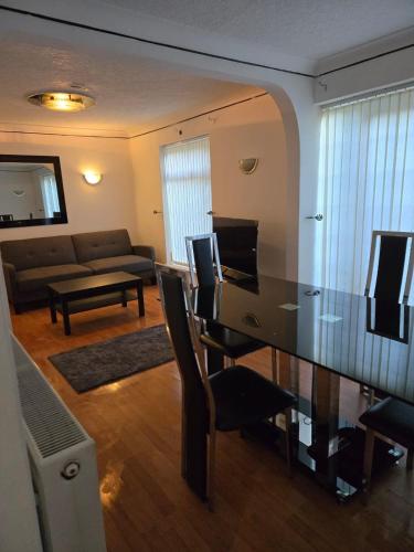 Stylish Home to rent 100m from the Etihad and CoOp Live