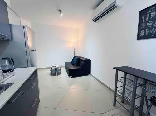 Two Rooms unit in Bat-Yam 5 mins from the beach in Bat Yam