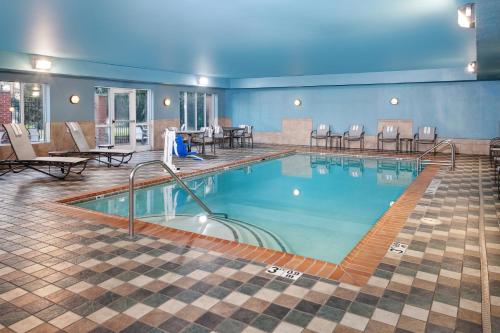 泳池, 智選假日酒店及套房-厄巴納-尚佩恩-伊利諾伊大學區-洲際酒店集團旗下 (Holiday Inn Express Hotel & Suites Urbana-Champaign-U of I Area By IHG) in 厄巴納