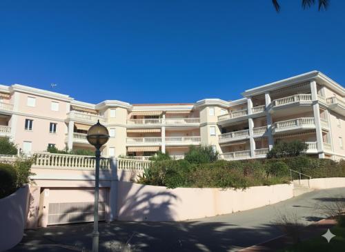 Appartement lumineux avec terrasse & piscine near La Table Du Boucher