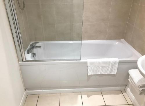 4 Bedroom Home - Sleeps 7 Pet Friendly & Parking, Manchester (foto 7)