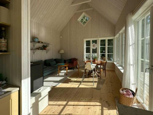 Architect-Designed Cabin With Lake View In Hindås