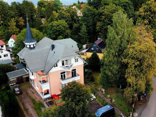 Moderne Ferienwohnung in alter Villa