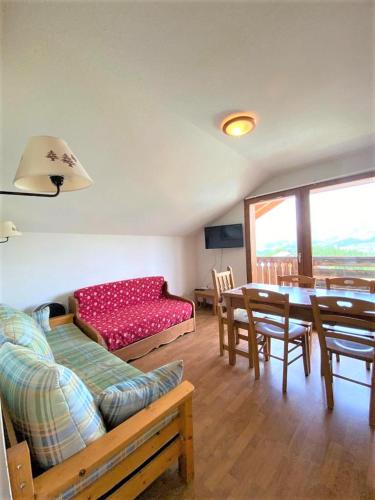 2 twin beds, 1 bunk bed, 1 sofa bed