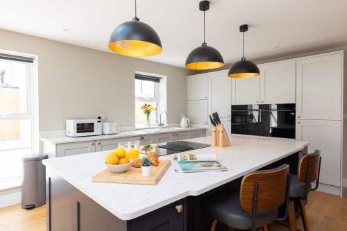 Modern 5-Bedroom Retreat Nr Coast gîte à louer Southbourne Railway Station