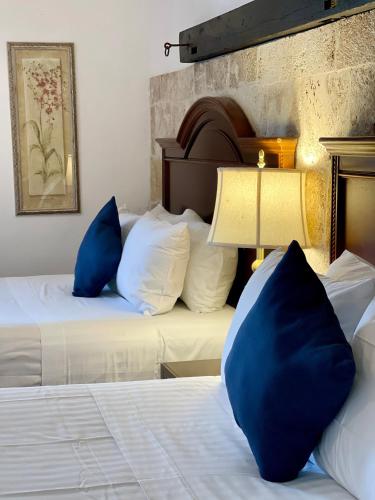 2 queen beds