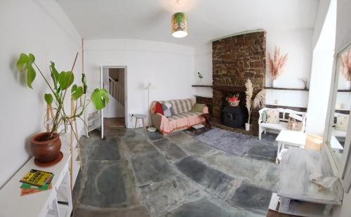 Charming three bedroom house with a walled garden in Bideford Városközpont