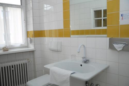 Single Room image 8