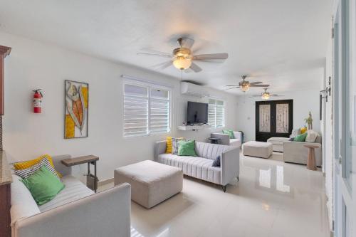 . Hacienda M&B Perfect for Groups, with Pool and Spacious Patio