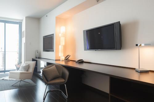 Luxury Suites at Palms Place - image 9