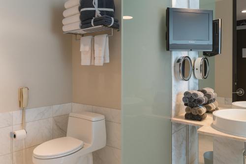 Luxury Suites at Palms Place - image 12