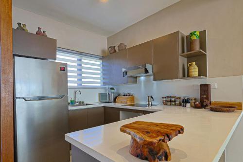 Elegant 2BD Golf Course Views - image 4