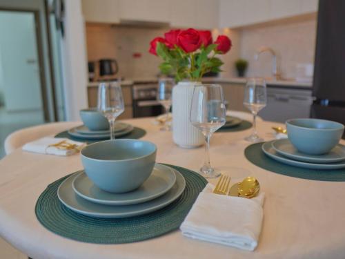 Stylish-2BR Burj Royale 3 min walk to Dubai Mall - image 10