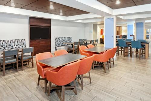 Holiday Inn Express Hotel & Suites Urbana-Champaign-U of I Area an IHG Hotel - image 3