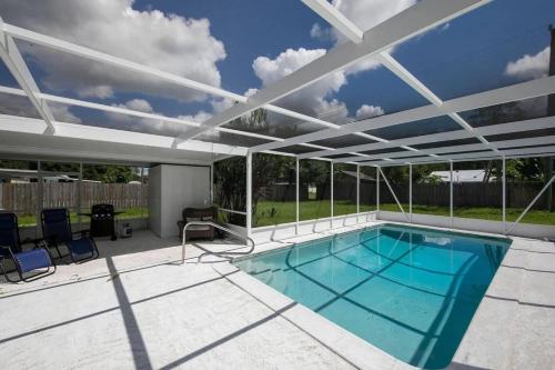 Relaxing Pool Side - Near Fairgrounds in Palmetto