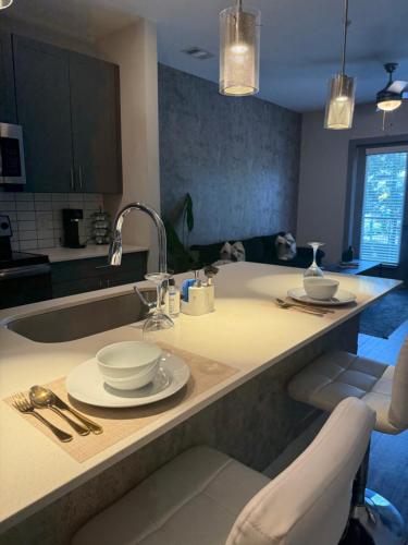 Large Buckhead modern suite in Lindridge-Martin Manor