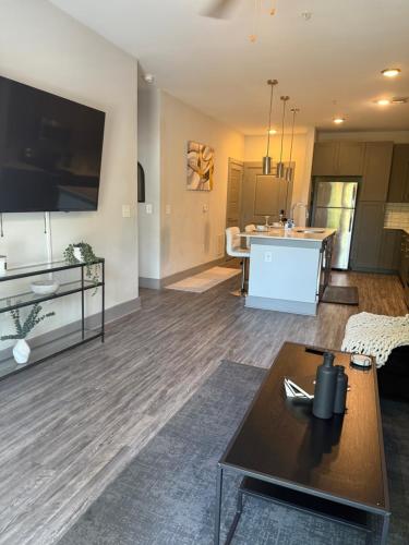 Large Buckhead modern suite in Lindridge-Martin Manor