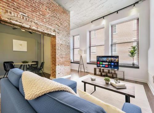 1 BR Downtown Pittsburgh with Best Roof Top View