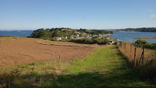 Maison indépendante avec vue sur mer en Baie de Morlaix et proche du GR34 (Maison independante avec vue sur mer en Baie de Morlaix et proche du GR34) in Plouezoc'h
