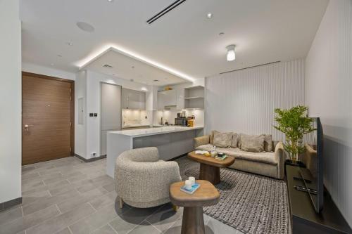 Modern Apartment with Balcony and Pool Access, Dubai