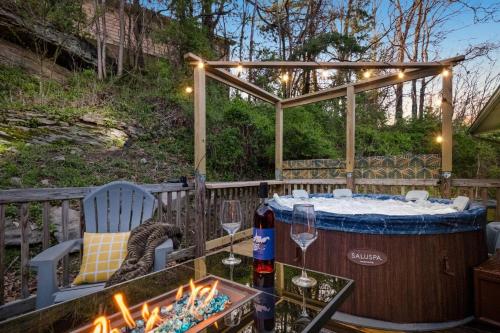 Facilities, 10 min to NRG Park | Private Deck | Movie Nights in Oak Hill (WV)