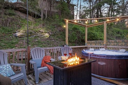 Facilities, 10 min to NRG Park | Private Deck | Movie Nights in Oak Hill (WV)