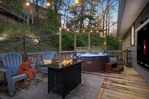 Facilities, 10 min to NRG Park | Private Deck | Movie Nights in Oak Hill (WV)