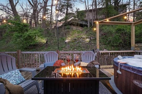 Facilities, 10 min to NRG Park | Private Deck | Movie Nights in Oak Hill (WV)