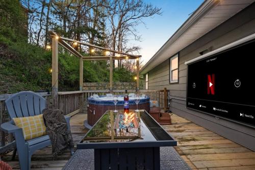 Facilities, 10 min to NRG Park | Private Deck | Movie Nights in Oak Hill (WV)