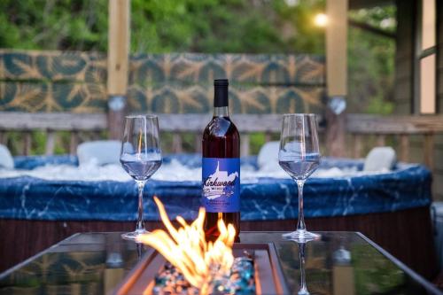 Facilities, 10 min to NRG Park | Private Deck | Movie Nights in Oak Hill (WV)